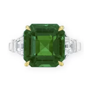 7.21 ct Colombian emerald with no indications of clarity modification mounted in a ring. Sold for ca. US$ 580,000 at Christie’s Hong Kong in May 2023. Photo: Christie’s.