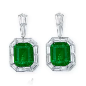 A pair of Forms diamond and emerald (5.57 ct and 4.98 ct) earrings, with Colombian stones without any indication of clarity modification. Fetched ca. US$ 450,000 at Christie’s Hong Kong May 2023 sale. Photo: Christie’s.