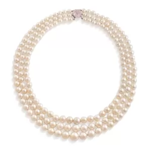Harry Winston necklace containing 175 saltwater natural pearls and 1 cultured pearl. Sold at Christie’s in Geneva in May 2023 for ca. US$ 7.3 million. Photo: Christie’s.