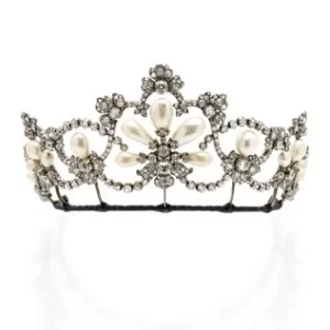 Natural pearl and diamond tiara, sold at Sotheby’s Geneva in November 2023 for ca. US$ 930,000.
