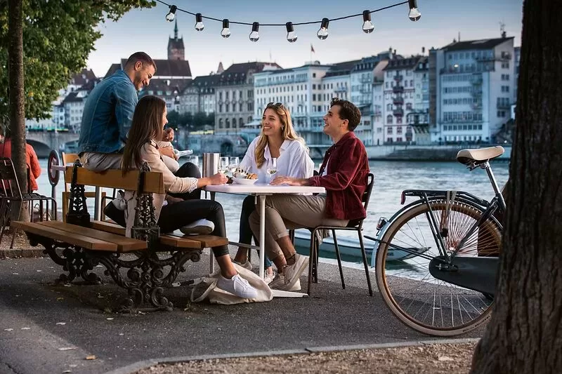 Die Buvetten am Kleinbasler Rheinufer sind aus dem Basler Stadtbild mittlerweile nicht mehr wegzudenken. Bei schönem Wetter öffnen sie ihre Tresen und laden mit leckeren Drinks und Snacks zum Geniessen und Verweilen ein. // The buvettes on the right-hand banks of the Rhine have become an established part of the Basel cityscape. They open up in fine weather to serve delicious drinks and snacks – perfect for relaxing.